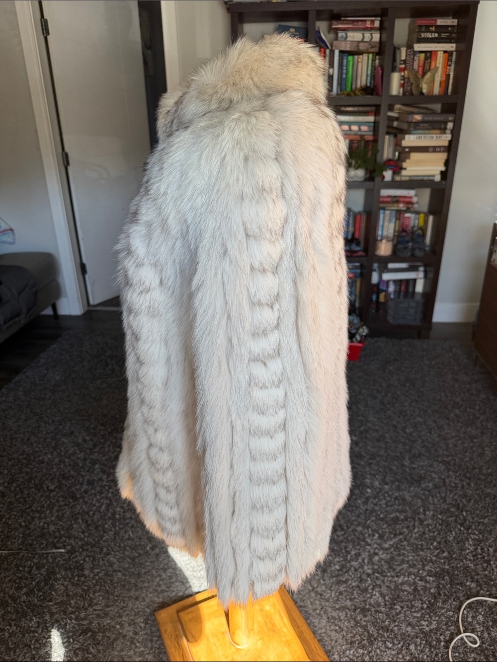Saga Fox Vintage 1980 Luxury Silver Fox Fur Coat - Picture 7 of 17